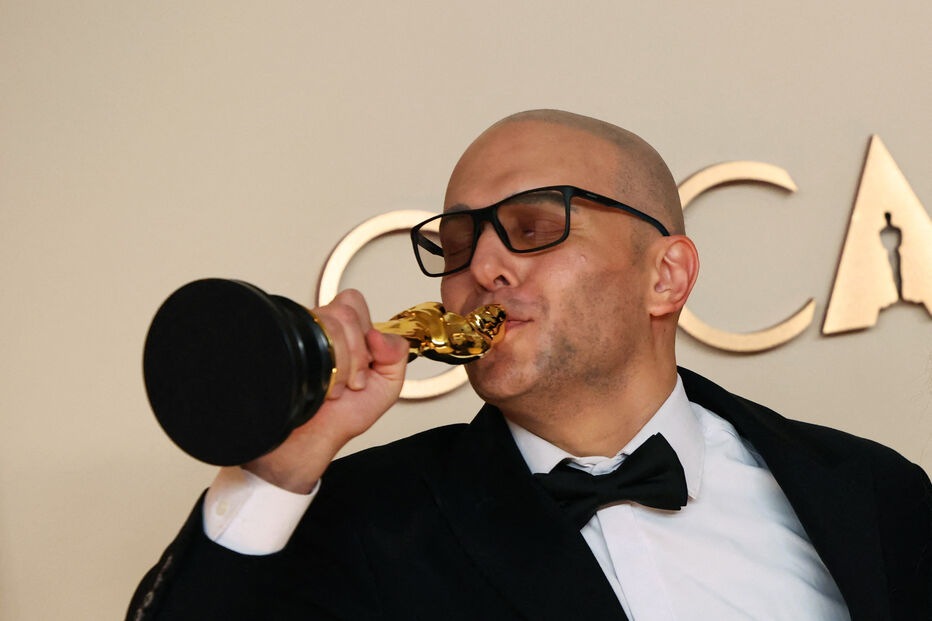 Hossein Molayemi com o Óscar de Melhor Curta-Metragem de Animação por “In the Shadow of the Cypress”