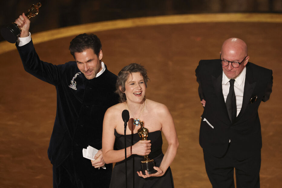 Clement Ducol, Camille e Jacques Audiard com o galardão de Melhor Canção Original