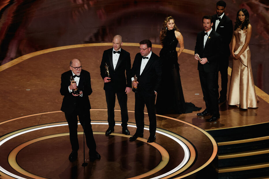 Gareth John, Richard King, Ron Bartlett e Doug Hemphill sobem a placo para receber os Óscares de de Melhor Som e de Efeitos Visuais atribuído a 