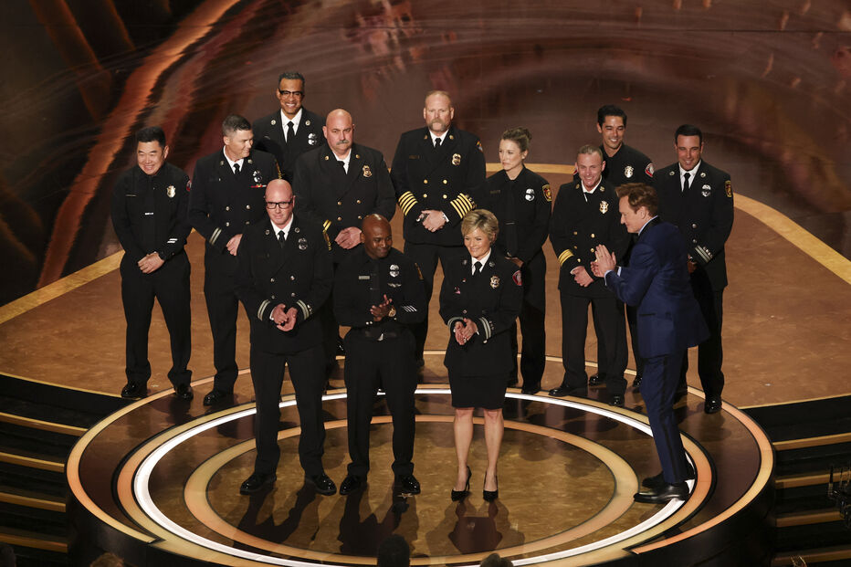 Bombeiros homenageados pelo combate dos incêndios florestais que devastaram Los Angeles