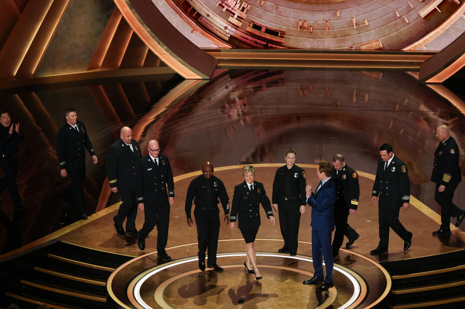 Bombeiros homenageados pelo combate dos incêndios florestais que devastaram Los Angeles