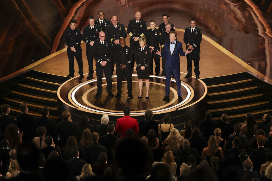 Bombeiros homenageados pelo combate dos incêndios florestais que devastaram Los Angeles