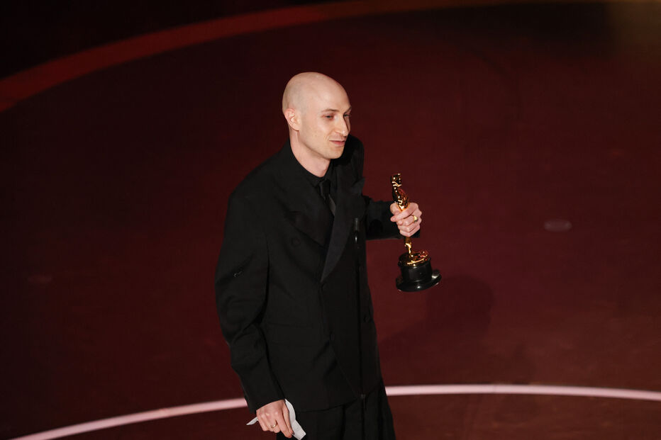 Daniel Blumberg com o Óscar de Melhor Banda Sonora Original pelo 