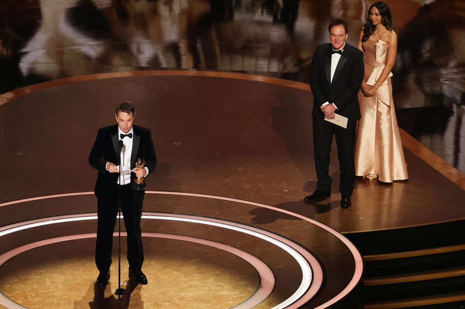 Sean Baker volta a subir ao palco, desta vez para receber o prémio de Melhor Realizador