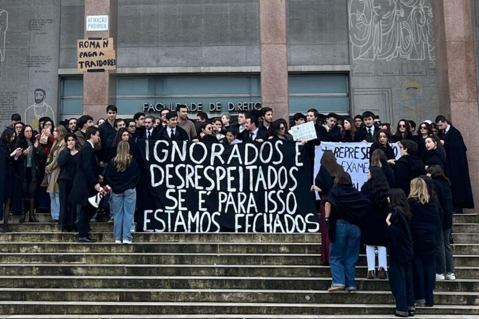 Estudantes da Faculdade de Direito protestam contra eliminação de uma época de avaliação