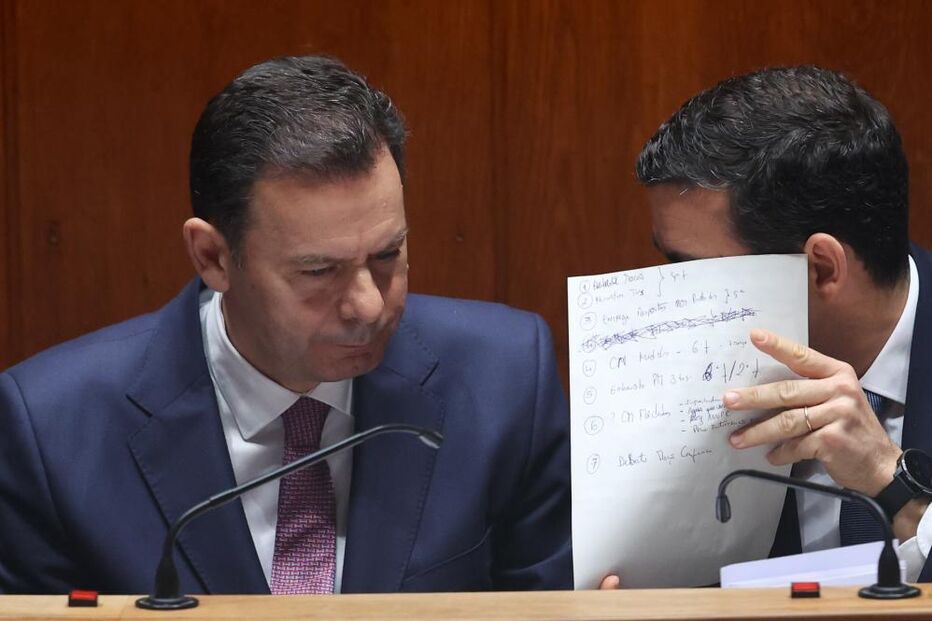 Luís Montenegro, primeiro-ministro, com o ministro da Presidência, Leitão Amaro