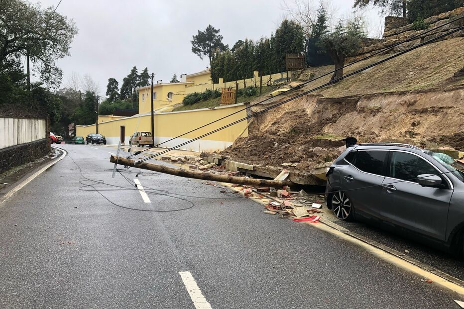 Muro desaba parcialmente e danifica viatura em Sintra
