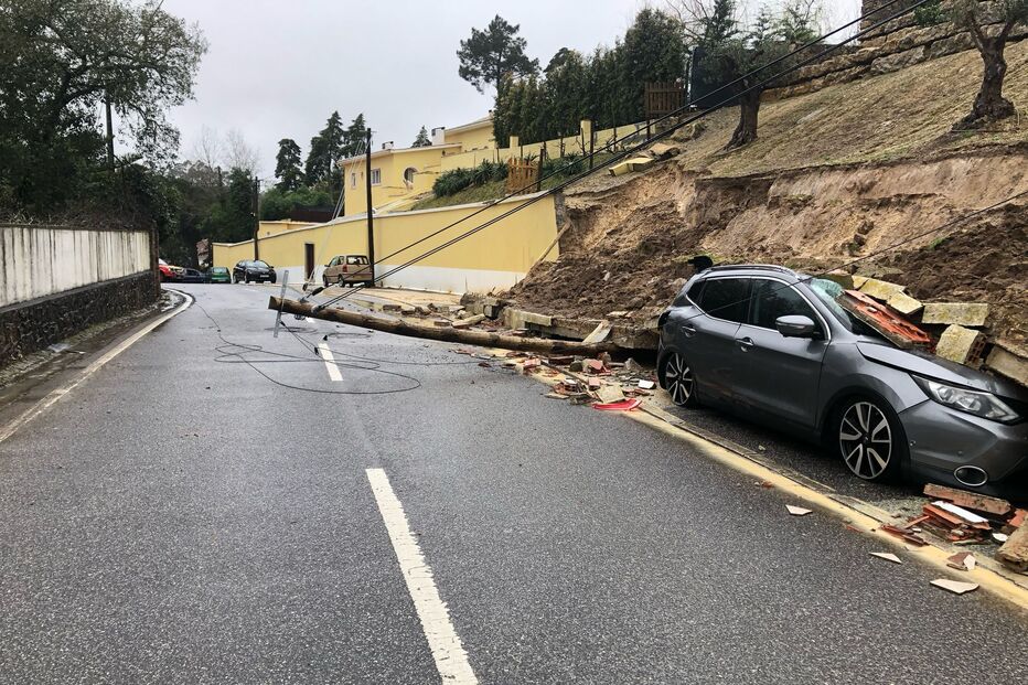 Muro desaba parcialmente e danifica viatura em Sintra