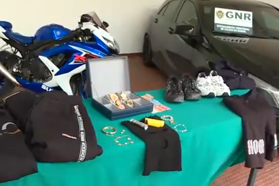 Homem tira pulseira eletrónica para roubar idosos na rua e em casas