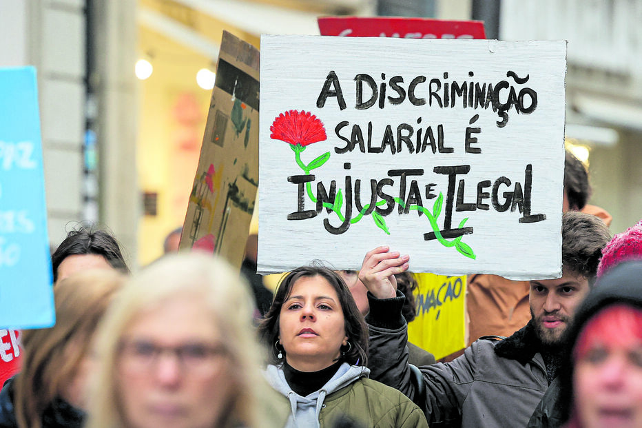 Milhares de pessoas marcharam sob o mote ‘Pão e Cravos’
