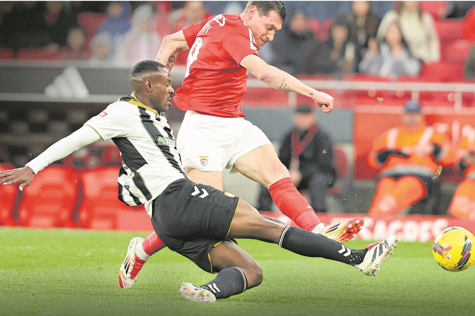 Belotti remata à baliza do Nacional, em fase do jogo da Luz