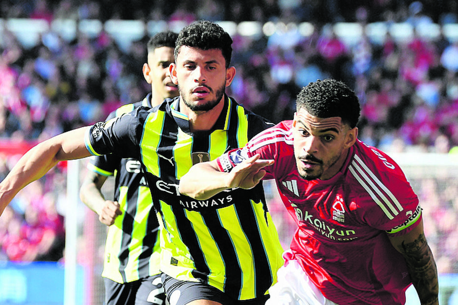 Gibbs-White foge a Matheus Nunes 