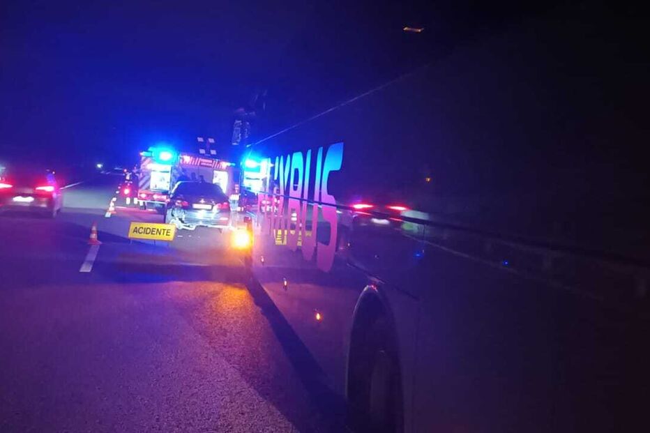 Um ferido em colisão entre carro e autocarro na A1 em Anadia