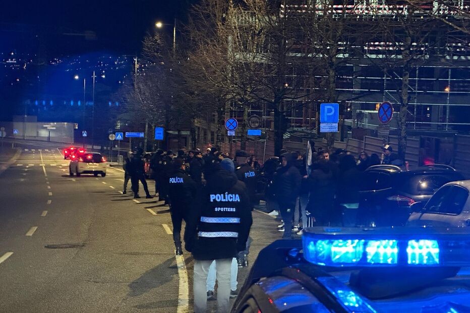 Adeptos dos 'Super Dragões' esperam a saída dos jogadores do FC Porto