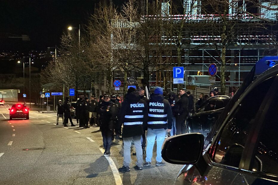 Adeptos dos 'Super Dragões' esperam a saída dos jogadores do FC Porto