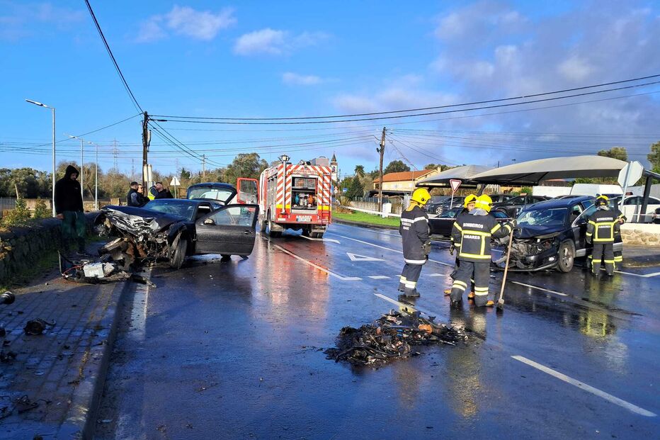 Dois feridos graves e um ligeiro em colisão frontal em Amares