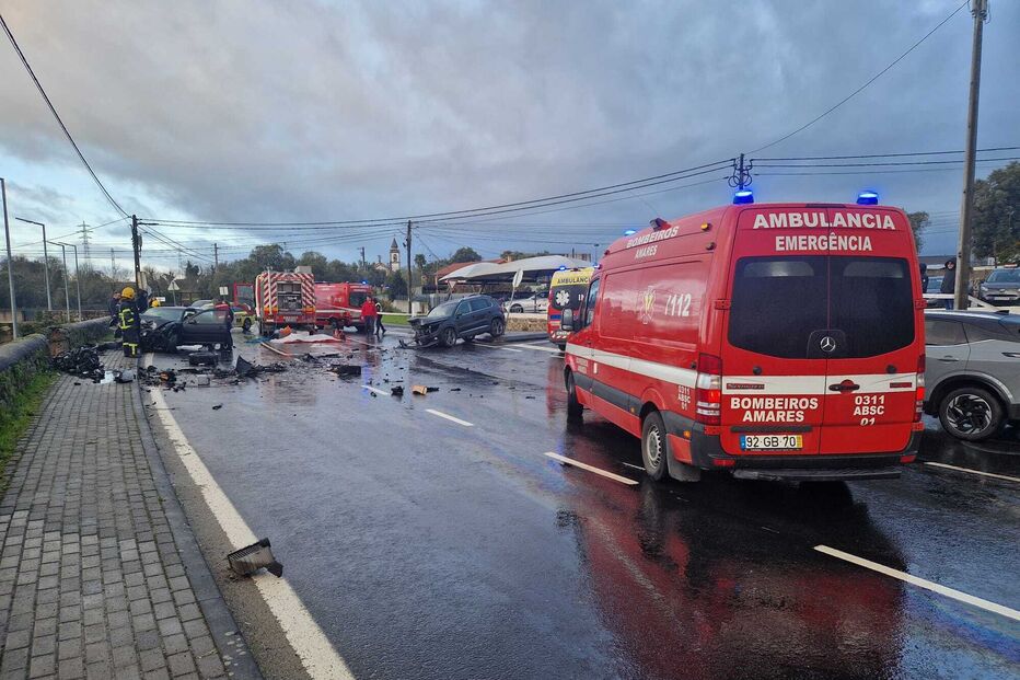 Dois feridos graves e um ligeiro em colisão frontal em Amares
