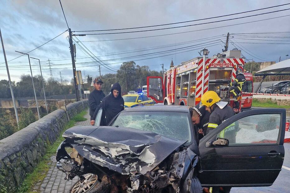 Dois feridos graves e um ligeiro em colisão frontal em Amares