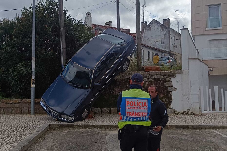 CARRO ACIDENTE LEIRIA.jfif