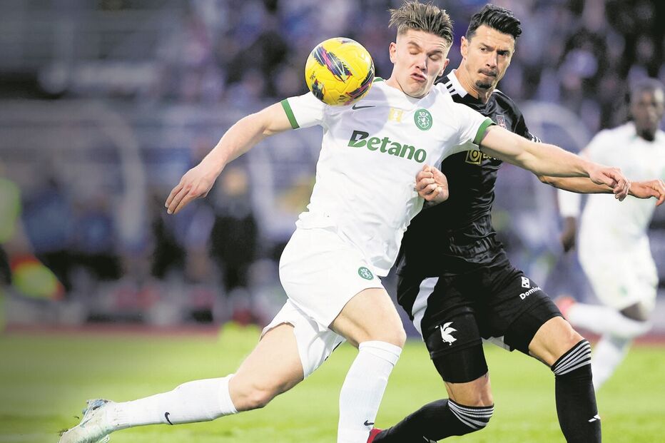 Gyokeres tenta escapar à marcação de José Fonte 