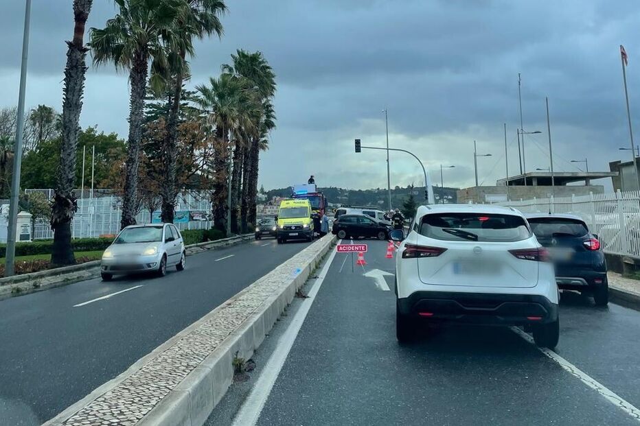 Colisão frontal corta trânsito nos dois sentidos da Avenida Marginal em Paço de Arcos