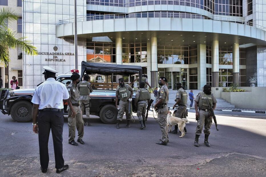 Polícia moçambicana lança gás próximo à Procuradoria-Geral da República em Maputo