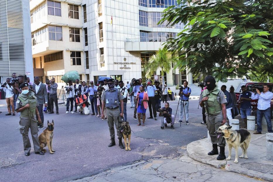 Polícia moçambicana lança gás próximo à Procuradoria-Geral da República em Maputo