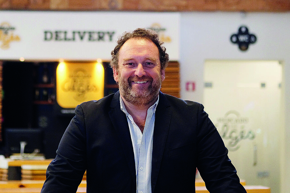 Joaquim Monchique e Eduardo Madeira a imitarem Melania e Donald Trump, respetivamente, no programa ‘Estado de Graça’, da RTP1 2. O humorista revela-se orgulhoso do seu percurso e mostra que  lida bem com os erros. “Fiz sempre o melhor que pude”, afirma 