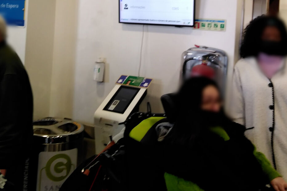 Doentes urgentes esperam três horas no Hospital de Santa Maria