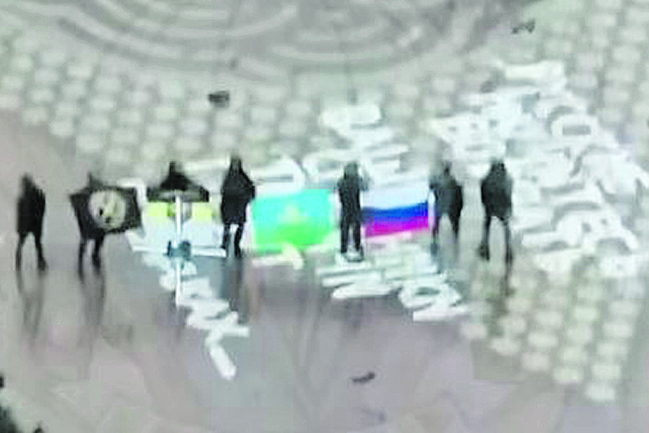 Fotografias e vídeos partilhados nas redes sociais mostram militares russos no centro da cidade de Sudzha 