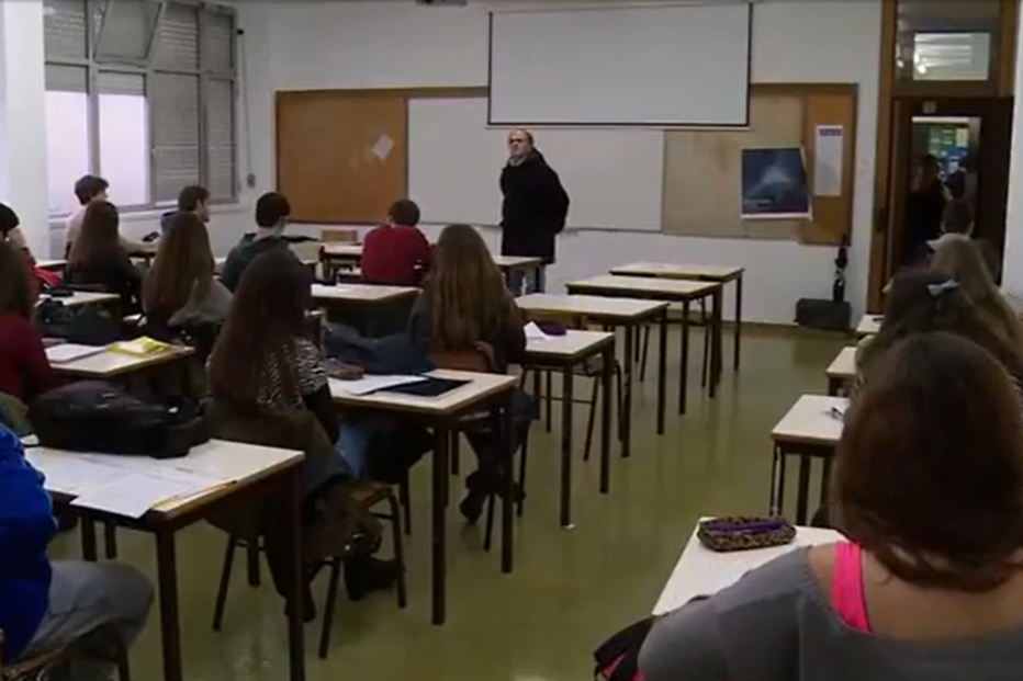 Aluno de 10 anos dá com cadeira na cara de professora na Moita