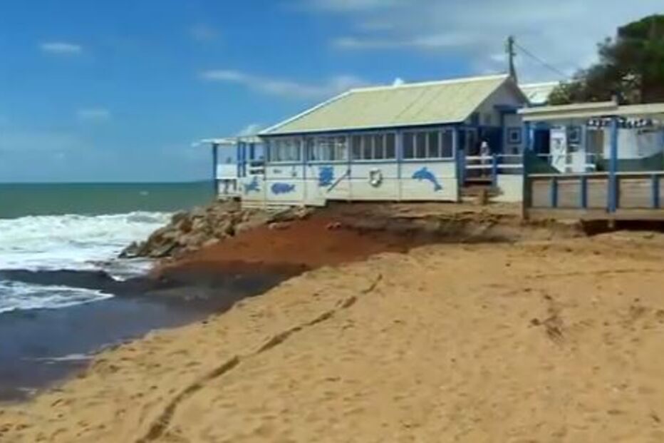 Agitação marítima encerra restaurante em praia do Algarve