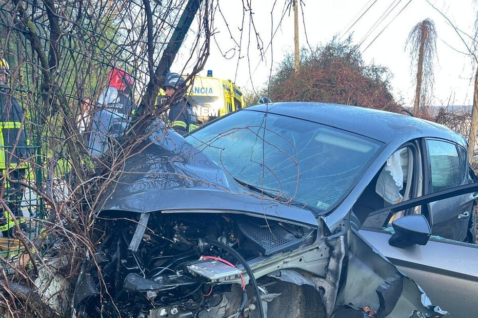 Jovem ferida em despiste contra muro