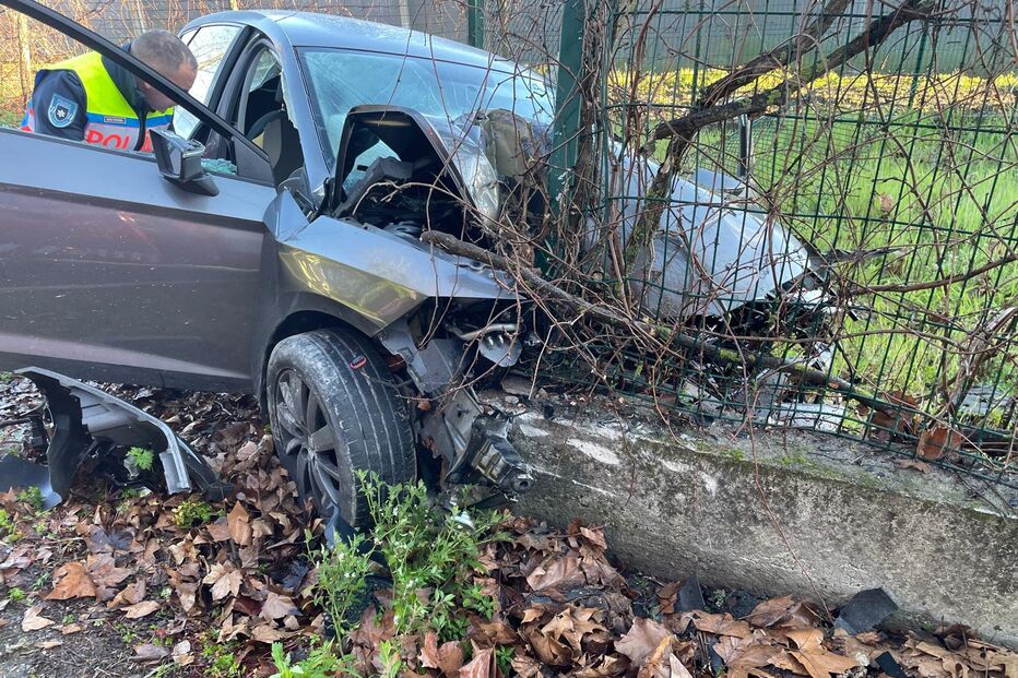 Jovem ferida em despiste contra muro