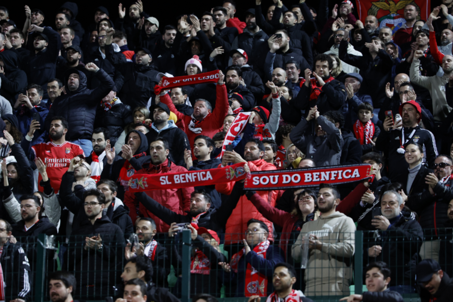 Claque festeja vitória da equipa encarnada
