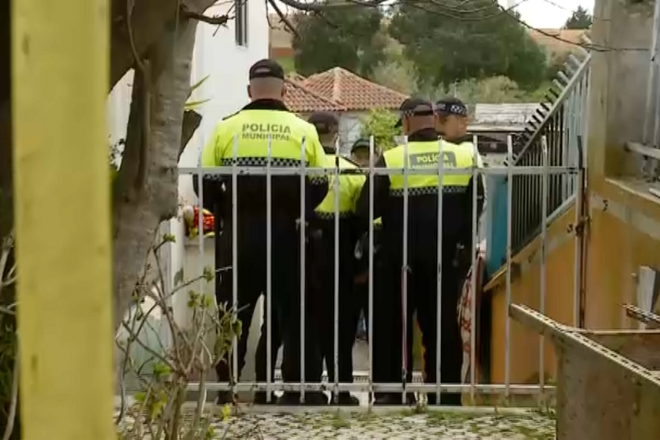 PSP fiscaliza antigo colégio em Massamá transformado em habitação precária para imigrantes