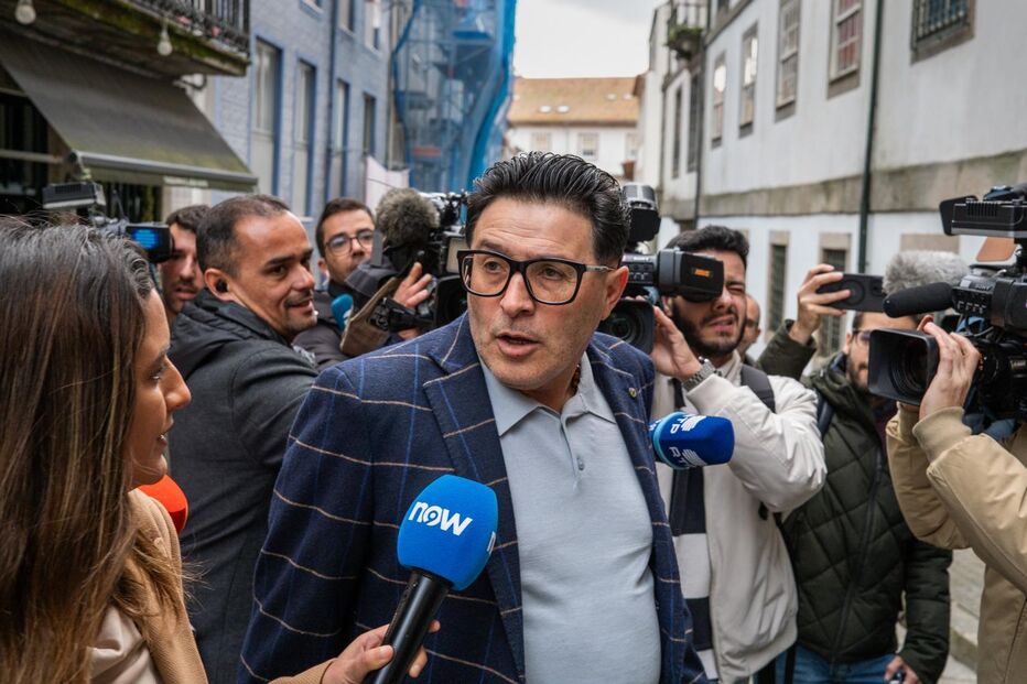 Jogadores ilegais dormiam debaixo da bancada