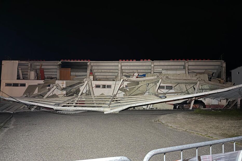 Estrutura de estádio em Oliveira do Hospital cai em cima de vários carros devido ao mau tempo