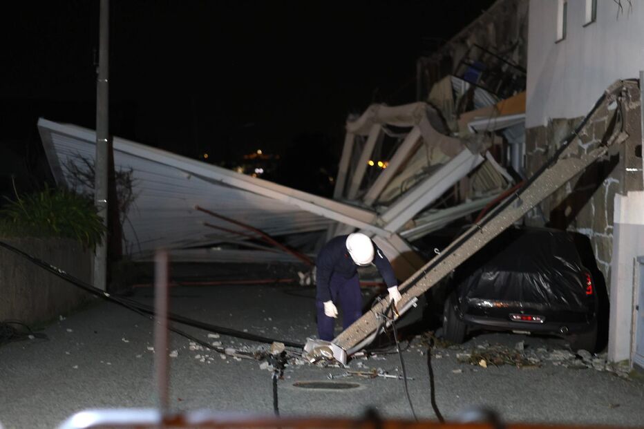 Estrutura de estádio em Oliveira do Hospital cai em cima de vários carros devido ao mau tempo