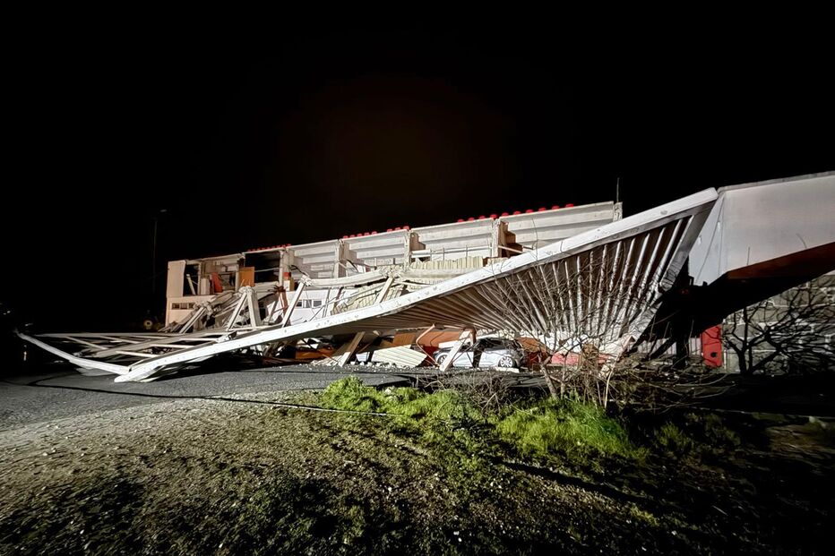 Estrutura de estádio em Oliveira do Hospital cai em cima de vários carros devido ao mau tempo