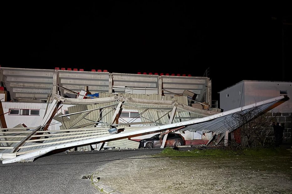 Estrutura de estádio em Oliveira do Hospital cai em cima de vários carros devido ao mau tempo