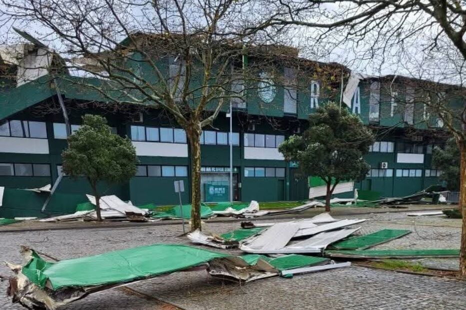Cobertura do Estádio do Rio Ave voa devido ao vento