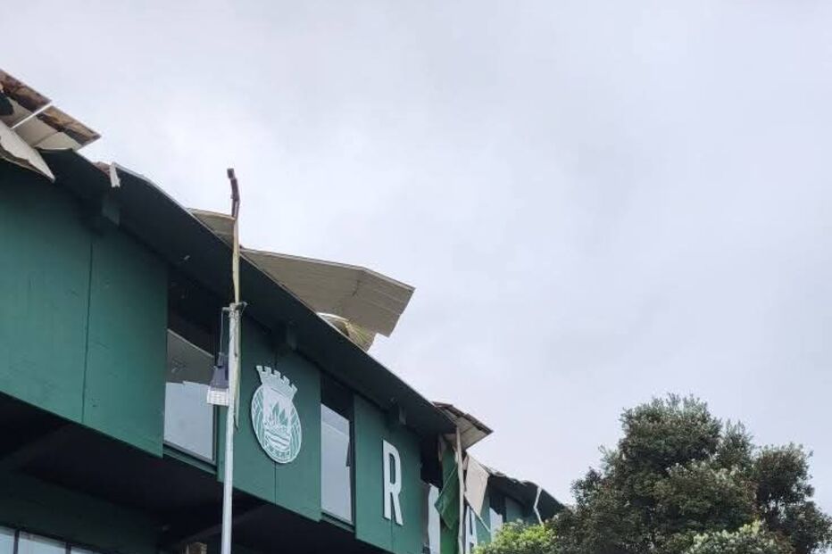 Cobertura do Estádio do Rio Ave voa devido ao vento
