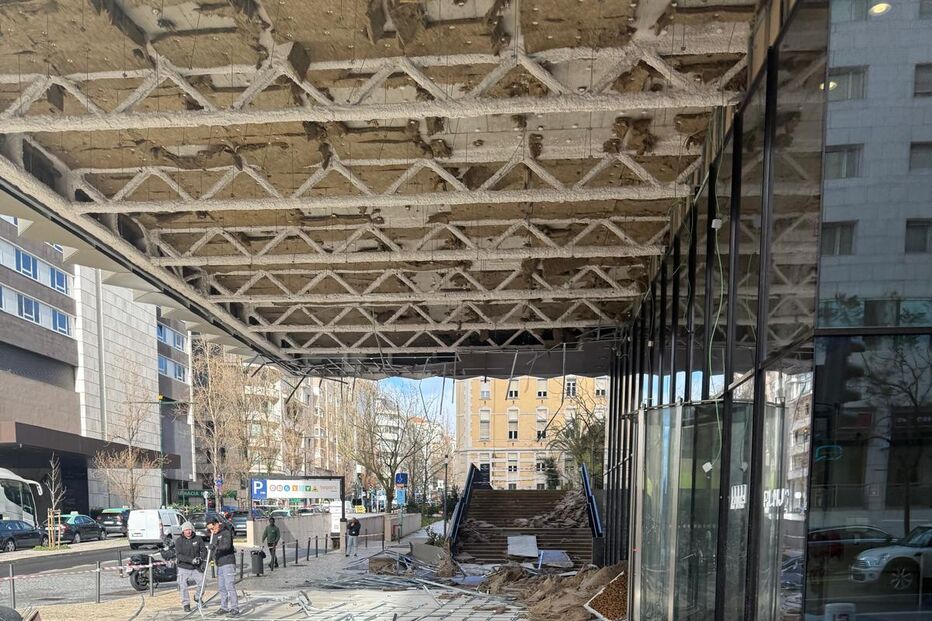 Estragos num edifício de escritórios na zona do Saldanha, no centro de Lisboa