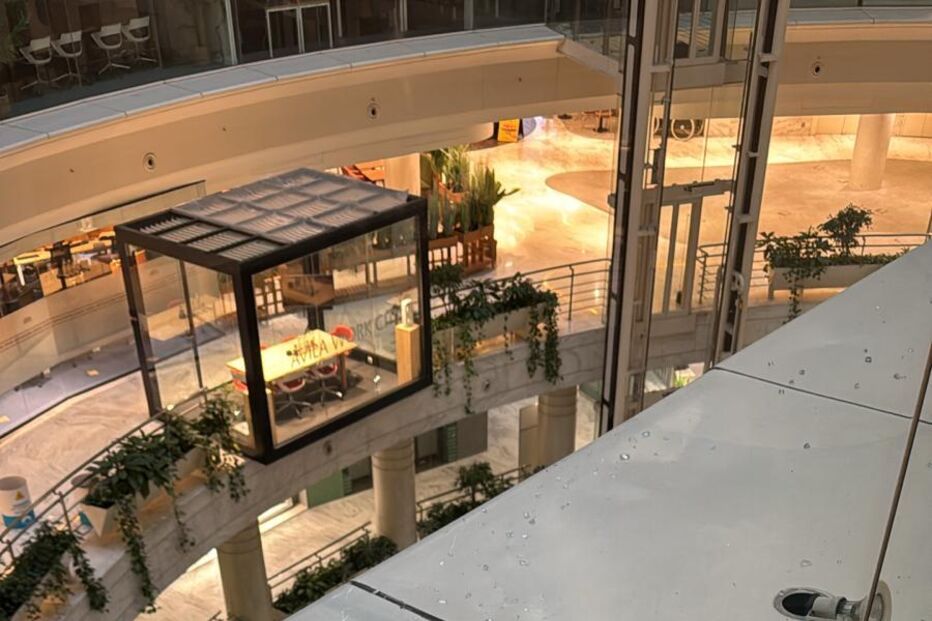 Estruturas danificadas e vidros partidos no centro comercial Atrium Saldanha, em Lisboa