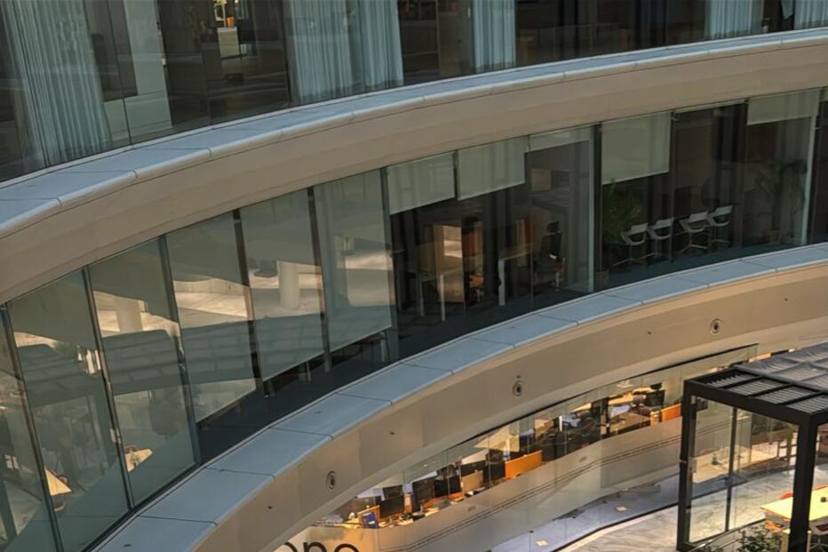 Estruturas danificadas e vidros partidos no centro comercial Atrium Saldanha, em Lisboa