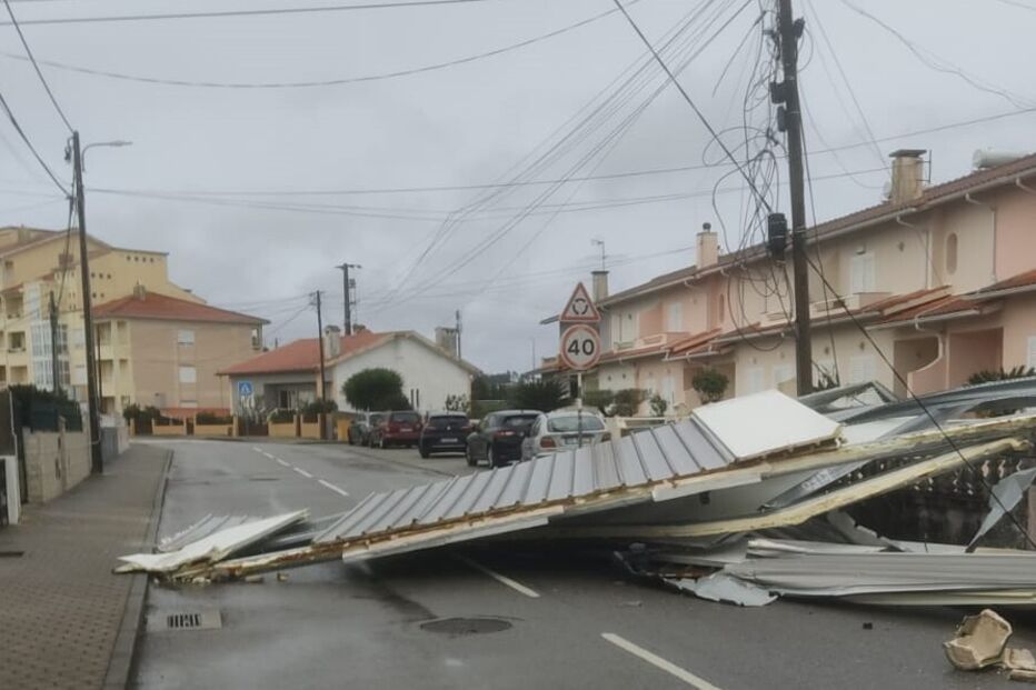 Vento forte arranca telhado e derruba poste em Albergaria-a-Velha