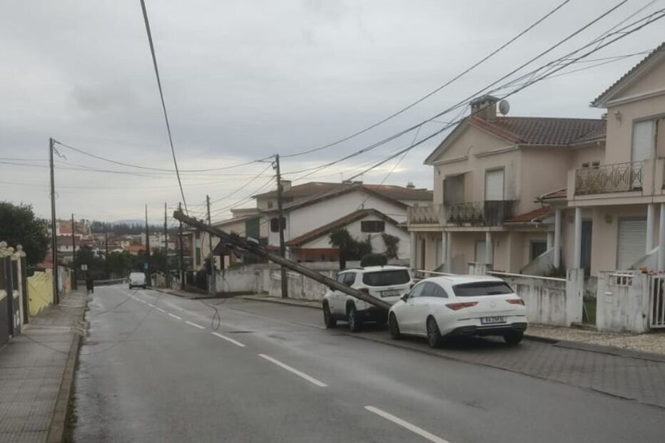 Vento forte arranca telhado e derruba poste em Albergaria-a-Velha