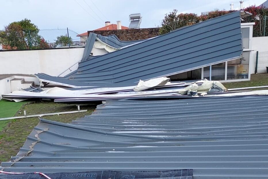 Telhado de escola de Ovar voa devido ao vento forte