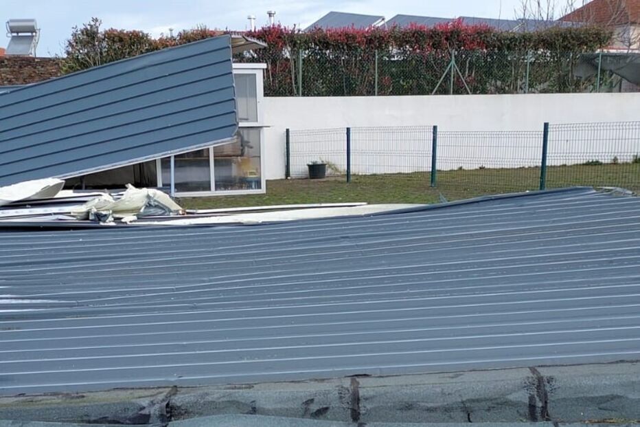 Telhado de escola de Ovar voa devido ao vento forte